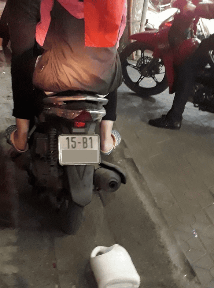 Lại thêm một CVĐ trổ tài sáng tạo với bình nhựa khi buộc luôn bình vào phía sau xe máy Lại thêm một CVĐ trổ tài sáng tạo với bình nhựa khi buộc luôn bình vào phía sau xe máy